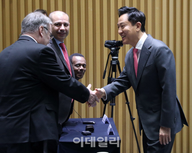 [포토] 대사들과 인사나누는 오세훈 서울시장