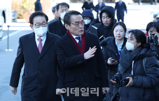 [포토] 탄핵심판 5차 변론기일 향하는 피청구인 변호인단