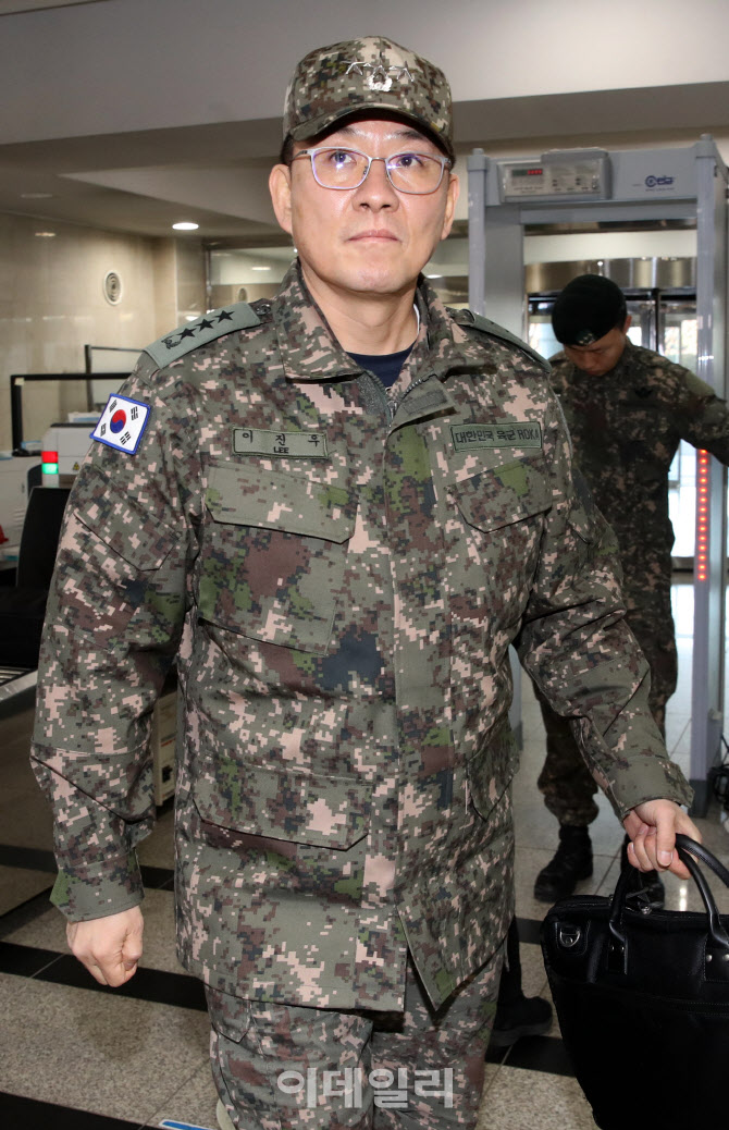 헌재 나온 前수방사령관 "계엄 당일 尹통화 처음"(상보)