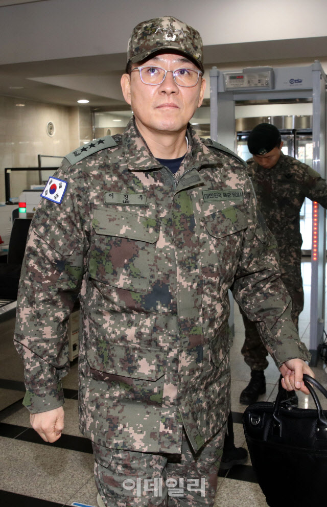 [속보]이진우 "계엄사령관·장관 계속 전화와…'못들어가' 반복"