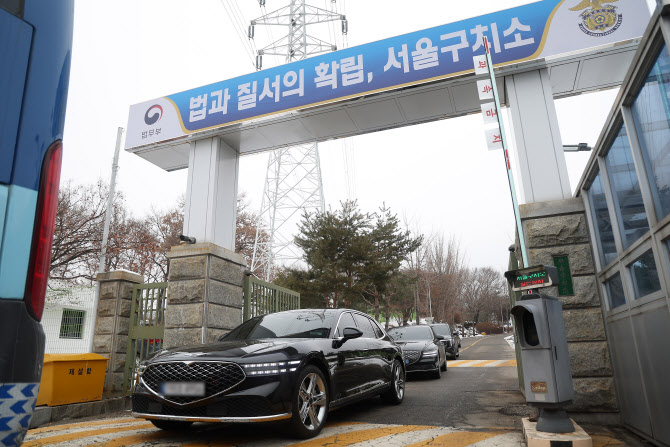 친윤·용산 참모들, 윤 대통령 접견 줄서…'전언정치'의 중심 서울구치소