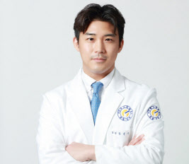 [전문의 칼럼]휘어진 엄지발가락, 인대 손상없는 교정술 주목