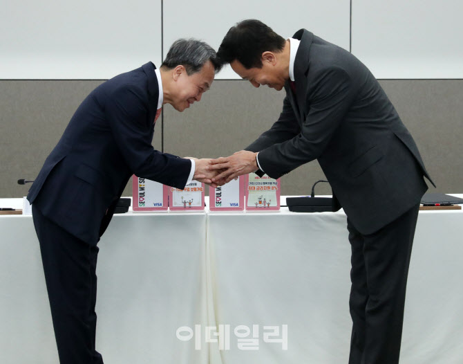 [포토] 오세훈 시장과 진옥동 회장의 인사