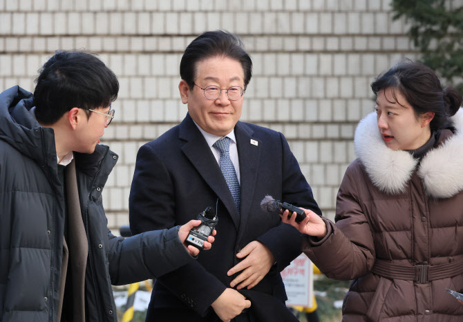 법정 출석한 이재명, 재판지연 질문에 "신속하게 끝날 것"