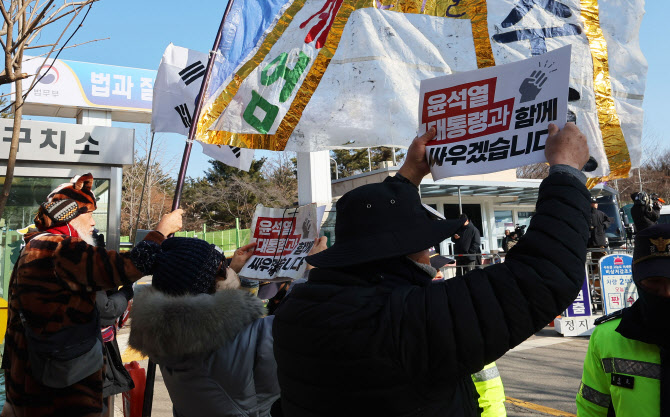 尹 줄면회 이어지나…김건희 여사 접견에 촉각