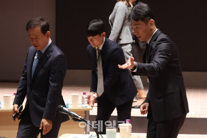 [포토]토론회 참석하는 이복현 원장-서유석 회장