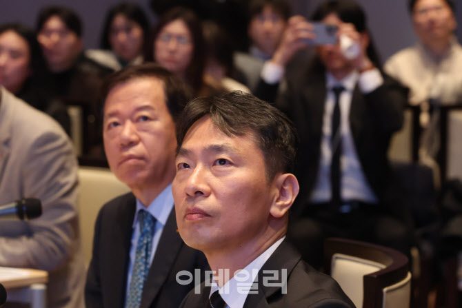 [포토]발표 경청하는 이복현 원장-서유석 회장