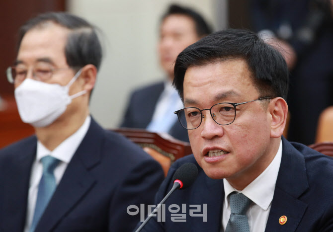 [포토]최상목, '마은혁 임명 헌재 결정 존중 입장...그러나 예단할 수 없어'