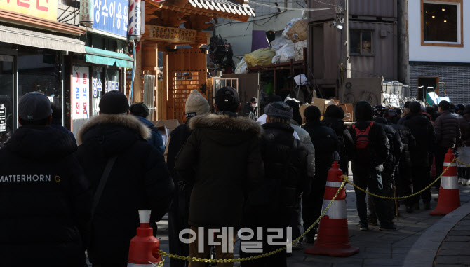 [포토]강추위 속에서도 무료급식 기다리는 노인들