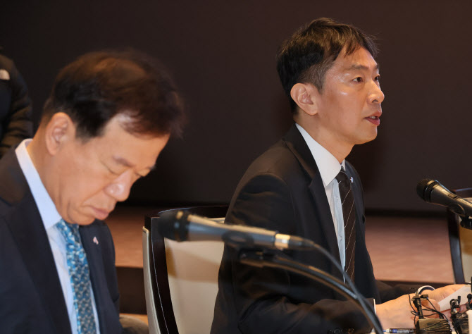 자본시장법 개정 다시 띄운 이복현 "국장, '양면 전쟁' 위기 상황”