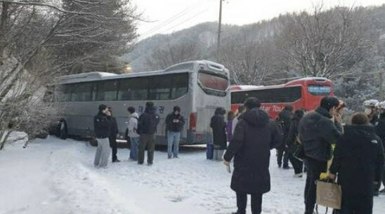 눈길 사고 수습 중 견인차 '미끌'…70대 버스 기사 숨져