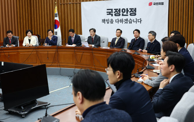 與, 국정협의회 연기 요청…“반도체 주 52시간 예외부터 협의해야”