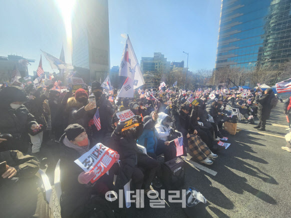 맹추위에도 도심 메운 보수단체…"헌법이 보장한 비상 계엄"