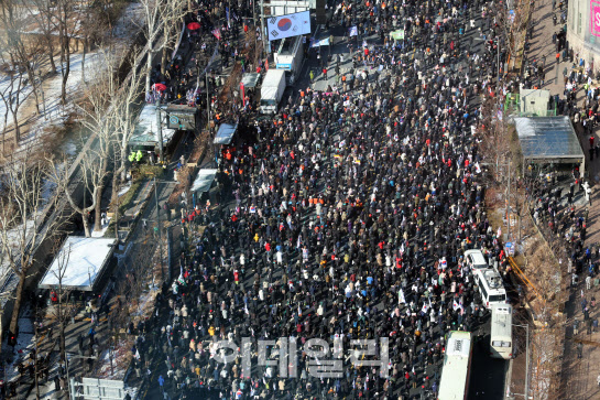 "尹 종신형"vs"헌재 역적"…쪼개진 여론 `전국 몸살`(종합)