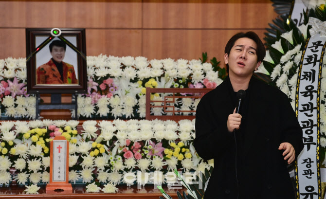 [포토]고 송대관의 영결식에서 성대모사하는 가수 김수찬