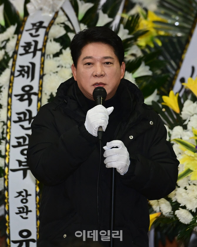 [포토]고 송대관의 영결식에서 추도사하는 가수 박상철