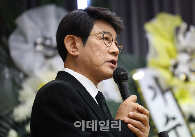 [포토]고 송대관의 영결식 찾은 가수 설운도