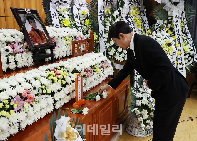 [포토]헌화하는 가수 설운도