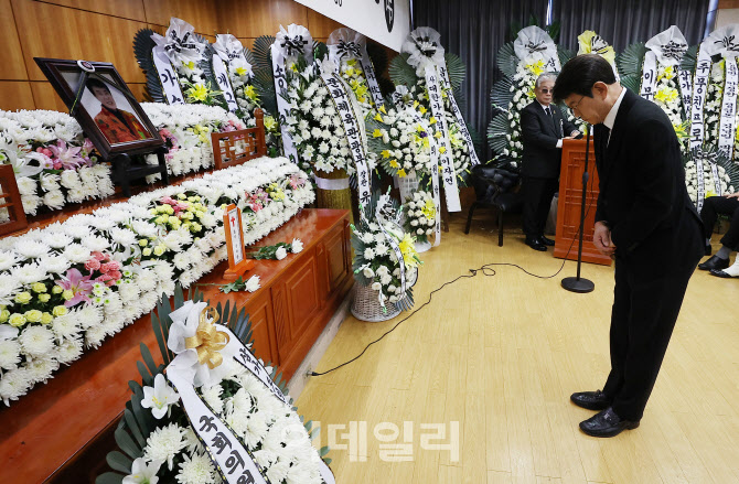 [포토]묵념하는 가수 설운도