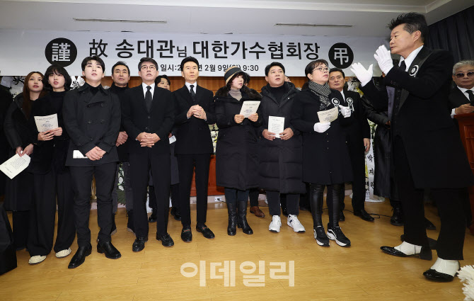 [포토]고 송대관의 '해뜰날' 부르는 후배 가수들