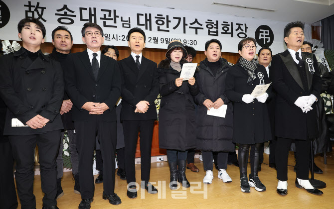 [포토]영결식에서 고 송대관의 '해뜰날' 부르는 후배 가수들