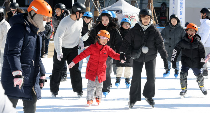 [포토]“도심 스케이트장서 겨울 낭만을”