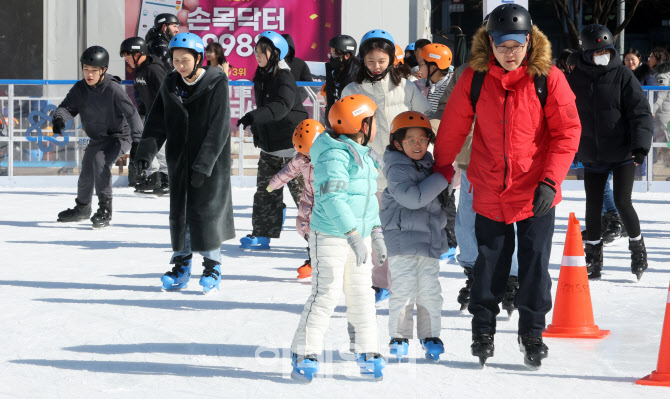 [포토]겨울철 도심 속 대표 명소 '서울광장 스케이트장' 오늘 폐장