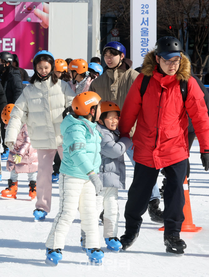 [포토]서울광장 명물 스케이트장 9일 폐장