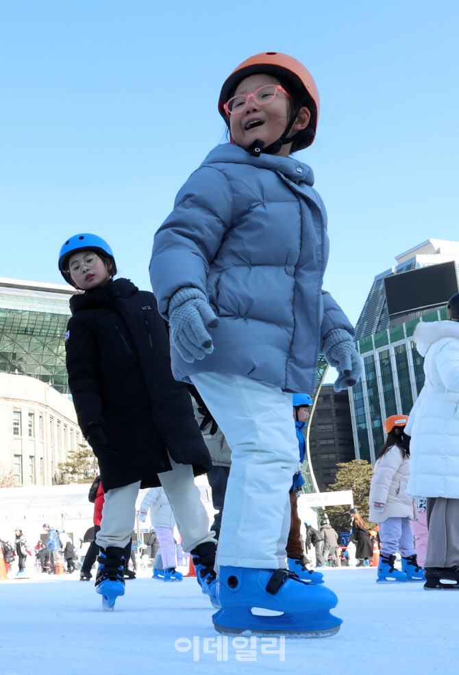 [포토]운영 마지막날 인파 몰린 서울광장 스케이트장