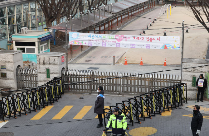 탄핵 정국 두 달…학교 현장도 "빨갱이" 등 혐오 발언 골치