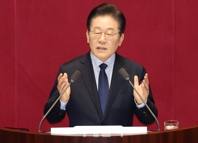 [포토]이재명, '노동시간 단축...주 4일 근무 국가로'