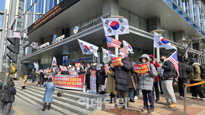 `尹 방어권` 논란, 긴장감 흐르는 인권위…지지자 속속 집결