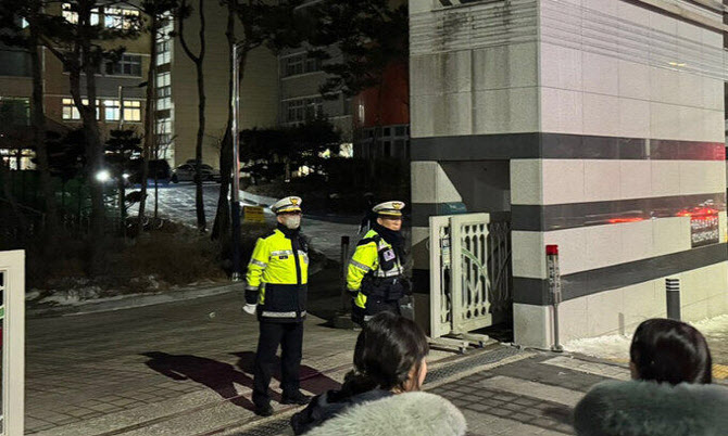 “학교에서 죽는 게 말이 돼? 어떻게 교사가 학생을…” 유족 오열