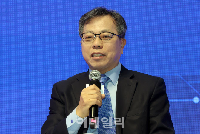 [포토]3자 특별대담 진행하는 장병탁 서울대학교 AI연구원장