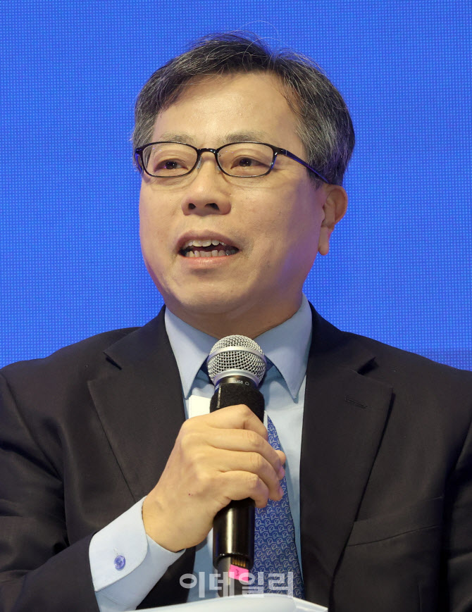 [포토]AI SEOUL 2025 특별대담 진행하는 장병탁 서울대학교 AI연구원장