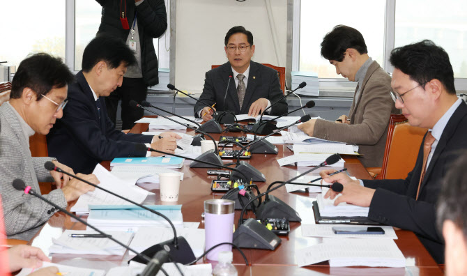 반도체기업 세액공제율 5%p 상향…‘K칩스법’ 조세소위 통과