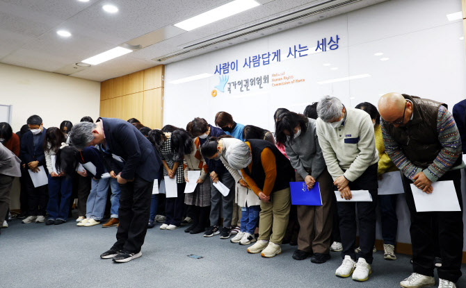 ‘尹 불구속 재판 권고’에 고개 숙인 인권위 직원들