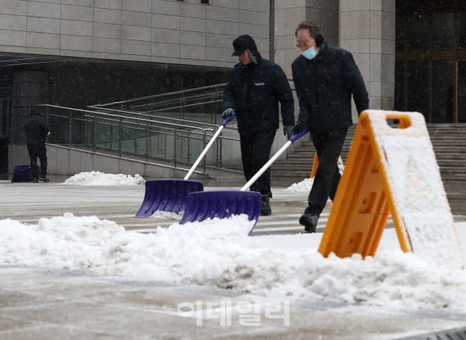 [포토] 제설작업에 분주한 관계자