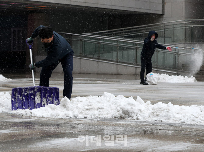 [포토] 세종문화회관 제설작업