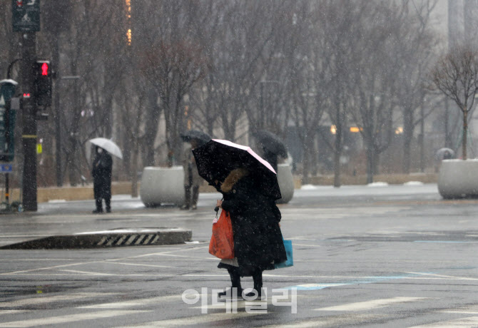 [포토] 우산과 짐을 든 노인