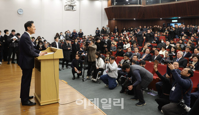 [포토]오세훈, '예산, 인력, 규제 3대 핵심 권한...지방에 이양해야'