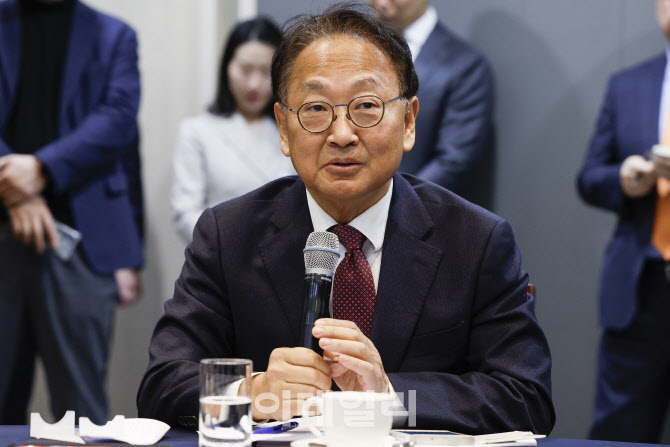 [포토]대한상공회의소-경제원로 초청 간담회에서 발언하는 유일호 전 부총리 겸 기획재정부 장관