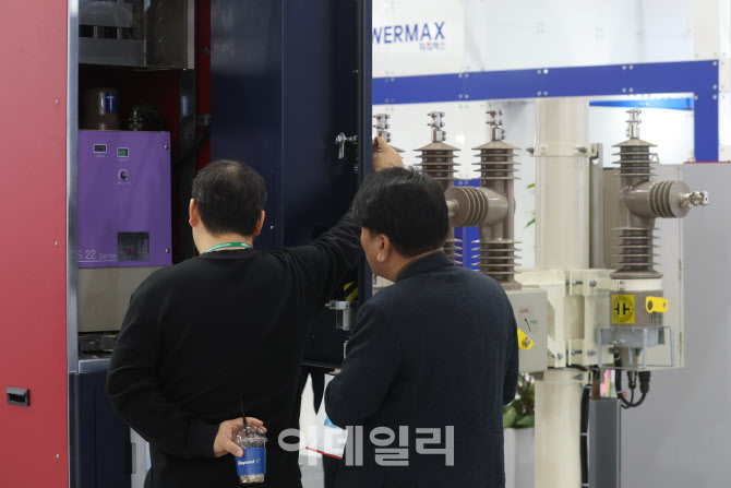 [포토]전력 기기 살펴보는 관람객