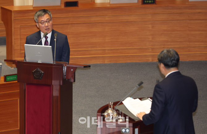 [포토]대정부질문, '답변하는 김석우 직무대행'