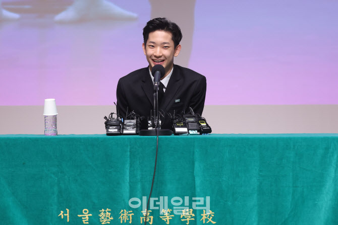 [포토]로잔 발레 콩쿠르 우승 소감 밝히는 박윤재 군