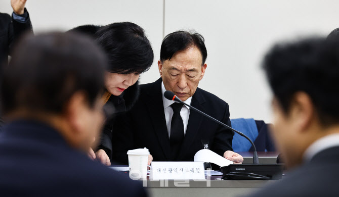 [포토] 간담회 참석하는 설동호 대전시교육감
