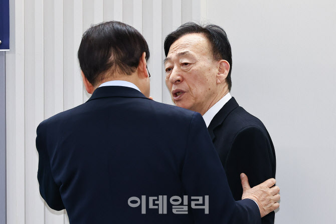 [포토] 대화하는 설동호 대전시교육감