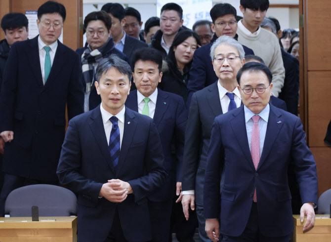 금감원, 사외이사 교육 강화한다 …이복현 "내부통제 강화하는 시작점"