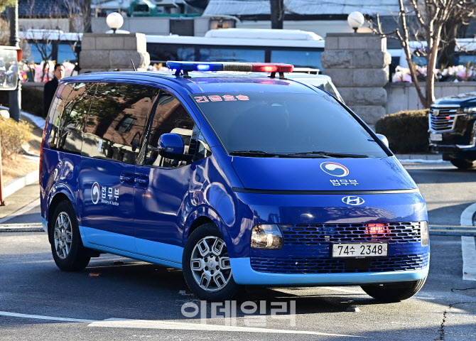 [포토]헌재 도착한 윤석열 대통령 호송차량