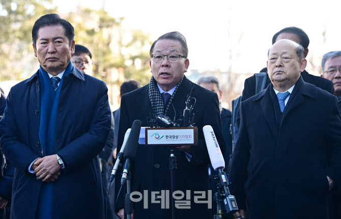 [포토]입장 밝히는 국회 측 탄핵소추대리인단 공동대표 김이수 전 헌법재판소장